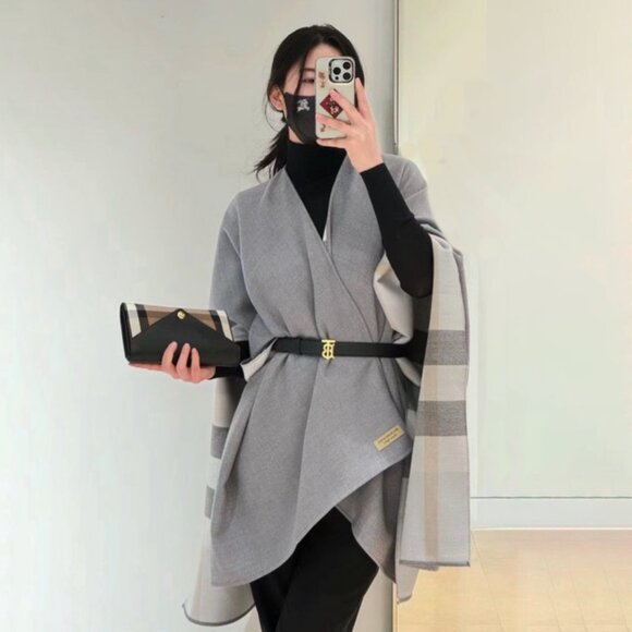 Burberry Charlotte Reversible Solid/House Check Wool Cape One Size - Picture 4 of 11